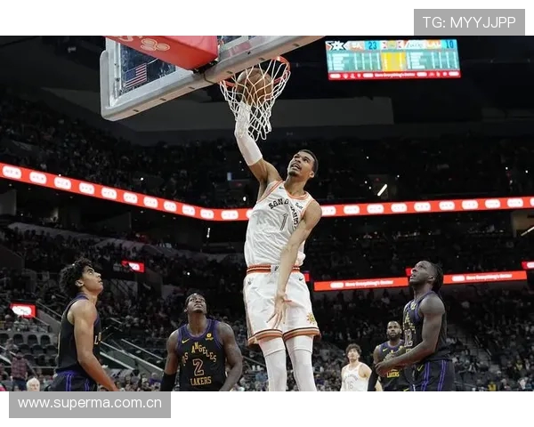 文班亚马穿圣诞配色Hustle3砍19分11篮板2助攻 展现超凡球场统治力